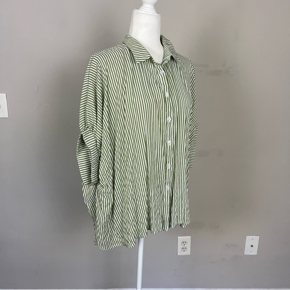 BUTTON UP OVERSIZED STRIPED SHORT SLEEVE TOP IN WHITE AND GREEN SIZE SMALL - Picture 12 of 16